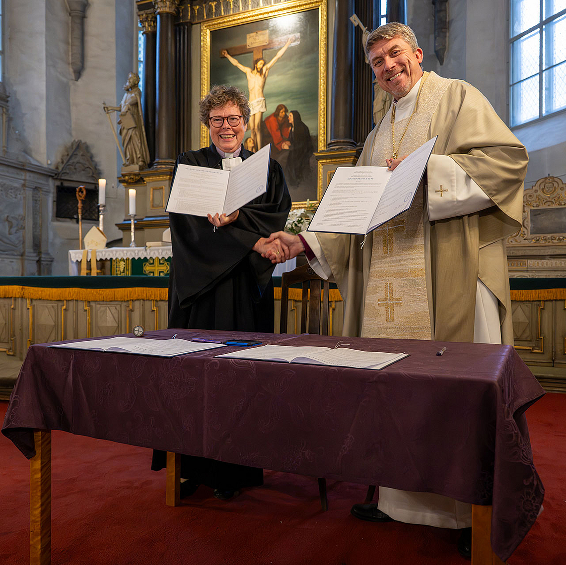 Bischöfin Dr. Beate Hofmann und Erzbischof Urmas Viilma mit der unterzeichneten Partnerschaftsvereinbarung im Tallinner Dom. Bischöfin Dr. Beate Hofmann und Erzbischof Urmas Viilma mit der unterzeichneten Partnerschaftsvereinbarung im Tallinner Dom.
