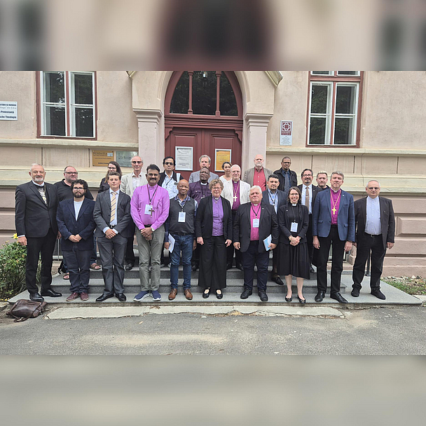 Konsultation in Rumänien: Unser Foto zeigt die Teilnehmenden aus den Partnerkirchen Konsultation in Rumänien: Unser Foto zeigt die Teilnehmenden aus den Partnerkirchen, darunter Bischöfin Dr. Beate Hofmann (1. Reihe, Mitte) und Pfarrerin Kathrin Mantey vom Zentrum Oekumene (1. Reihe, 3. v. r.)