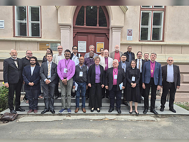 Konsultation in Rumänien: Unser Foto zeigt die Teilnehmenden aus den Partnerkirchen Konsultation in Rumänien: Unser Foto zeigt die Teilnehmenden aus den Partnerkirchen, darunter Bischöfin Dr. Beate Hofmann (1. Reihe, Mitte) und Pfarrerin Kathrin Mantey vom Zentrum Oekumene (1. Reihe, 3. v. r.)