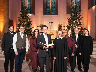 Gestalten den Gottesdienst im ZDF für Heiligabend (v.l.): Bezirkskantor Tobias Wirt, Philipp Sommerlath, Lioba Wingenfeld, Thomas Hof, Pfarrerin Jana Koch-Zeißig, Johan Gottwald, Daniel Weiss, Stefanie Muhl (Chorleitung) Gestalten den Gottesdienst im ZDF für Heiligabend (v.l.): Bezirkskantor Tobias Wirt, Philipp Sommerlath, Lioba Wingenfeld, Thomas Hof, Pfarrerin Jana Koch-Zeißig, Johan Gottwald, Daniel Weiss, Stefanie Muhl (Chorleitung)