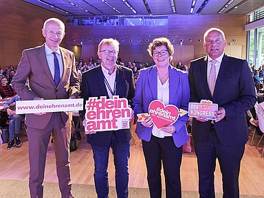 #deinehrenamt – der Kongress 2024 in Hanau (v.l.): Bildungsminister Armin Schwarz (Hessen), Bürgermeister Matthias Baaß (Viernheim), Bischöfin Dr. Beate Hofmann und Innenminister Prof. Dr. Roman Poseck (Hessen)