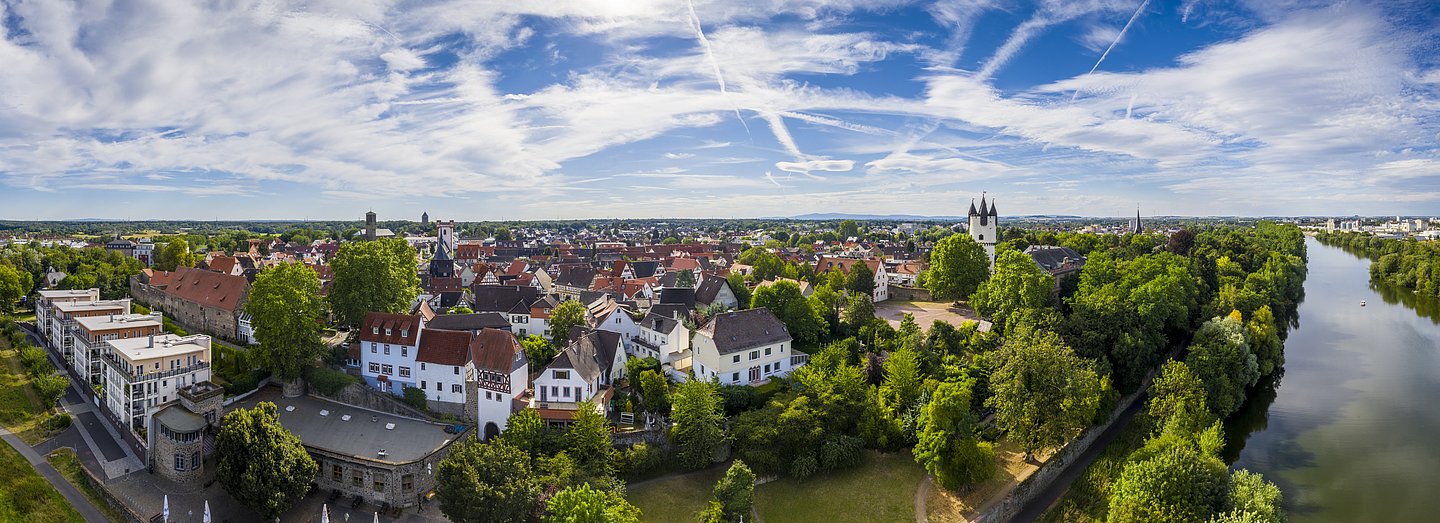 Drohnenaufnahme der historischen Stadt Steinheim bei Hanau am Main in Deutschland