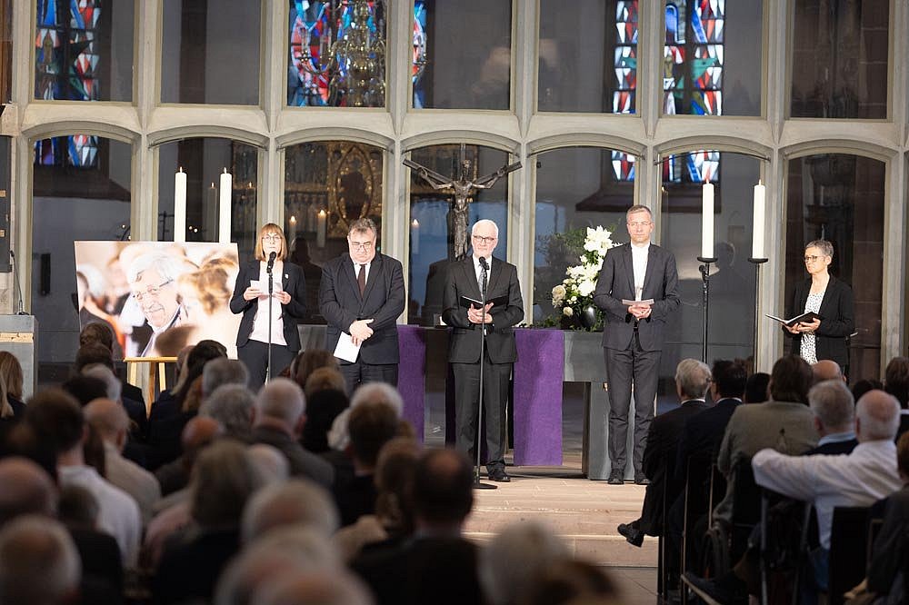 Fürbitten während des Gedenkens - Gedenkfeier anlässlich des 5. Jahrestages der Ermordung des früheren Regierungspräsidenten Walter Lübcke in Kassel