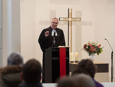 Prälat Burkhard zur Nieden im Eröffnungsgottesdienst der Herbstsynode 2024 der Evangelischen Kirche von Kurhessen-Waldeck in der Brunnenkirche in Hofgeismar