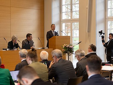 Präses Dr. Michael Schneider bei seiner Eröffnungsrede im Synodalsaal der Evangelischen Tagungsstätte Hofgeismar