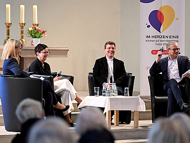 Fuldaer Gespräche: Pröpstin Sabine Kropf-Brandau (2.v.l.) und Generalvikar Dr. Martin Stanke (Mitte) mit Claudia Pfannemüller (l.) und Dekan Dr. Thorsten Waap vom Evangelischen Kirchenkreis Fulda Fuldaer Gespräche: Pröpstin Sabine Kropf-Brandau (2.v.l.) und Generalvikar Dr. Martin Stanke (Mitte) mit Claudia Pfannemüller (l.) und Dekan Dr. Thorsten Waap vom Evangelischen Kirchenkreis Fulda