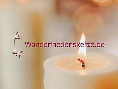Wanderfriedenskerze 2026 setzt Zeichen für Menschenrechte Weiße Kerze mit brennender Flamme vor unscharfem Hintergrund. Daneben ist das Logo der Aktion Wanderfriedenskerze mit dem Schriftzug „Wanderfriedenskerze.de“ zu sehen.