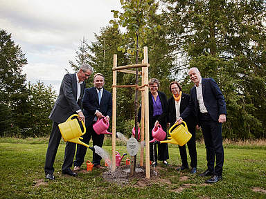 Vertreterinnen und Vertreter von Kirche, Politik und Hochschule in Schwalmstadt-Treysa V.l.: Kuratoriumsvorsitzender der EHH, Dr. Klaus Bartl, Wissenschaftsminister Timon Gremmels, Bischöfin der EKKW, Dr. Beate Hofmann, Stellvertr. Kirchenpräsidentin der EKHN, Ulrike Scherf sowie der Präses des CVJM Deutschland, Steffen Waldminghaus begossen den Gründungsbaum der EHH.