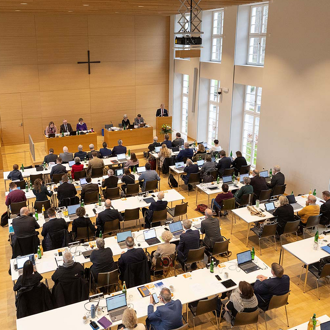 Blick in den Synodalsaal der Evangelischen Tagungsstätte im nordhessischen Hofgeismar Blick in den Synodalsaal der Evangelischen Tagungsstätte im nordhessischen Hofgeismar