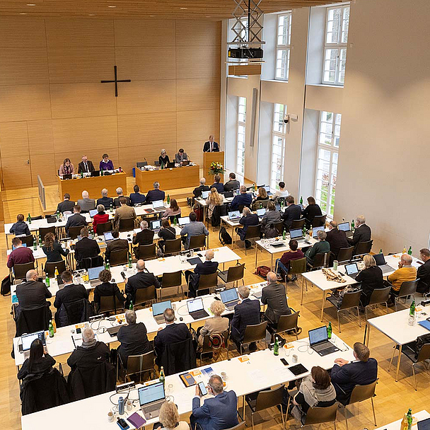 Blick in den Synodalsaal der Evangelischen Tagungsstätte im nordhessischen Hofgeismar Blick in den Synodalsaal der Evangelischen Tagungsstätte im nordhessischen Hofgeismar