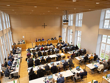 Blick in den Synodalsaal der Evangelischen Tagungsstätte im nordhessischen Hofgeismar Blick in den Synodalsaal der Evangelischen Tagungsstätte im nordhessischen Hofgeismar