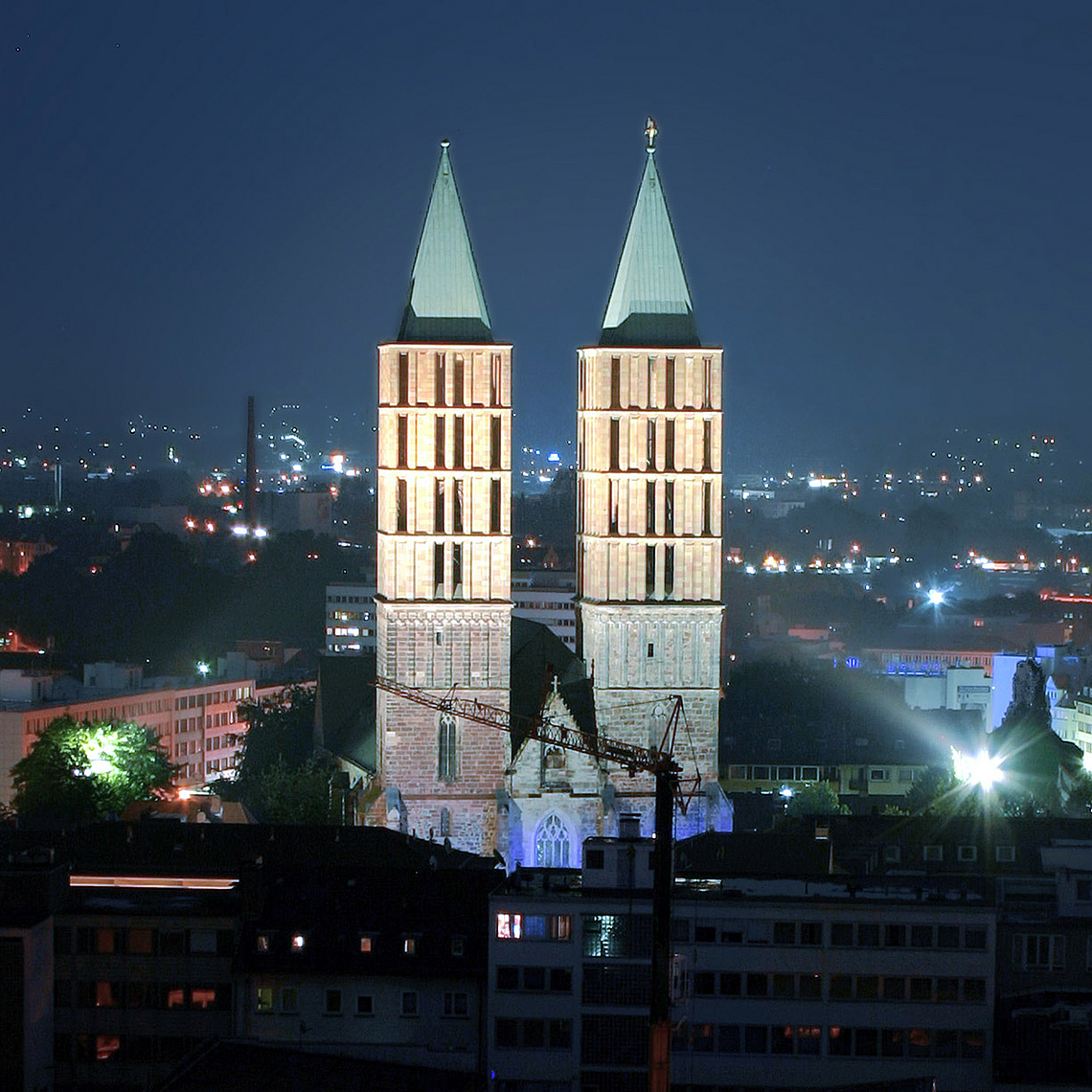 Die Kasseler Martinskirche wurde in der Bombennacht vom 22. Oktober 1943 stark beschädigt. Die Osanna-Glocke der Kirche läutet jedes Jahr an dem Abend der Nacht zur Erinnerung an die Ereignisse. Die Kasseler Martinskirche wurde in der Bombennacht vom 22. Oktober 1943 stark beschädigt. Die Osanna-Glocke der Kirche läutet jedes Jahr an dem Abend der Nacht zur Erinnerung an die Ereignisse.