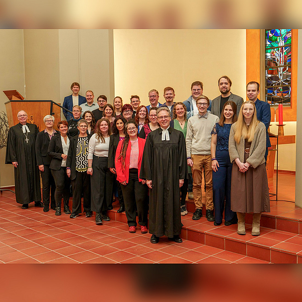 Die eingesegneten Diakoninnen und Diakone mit Mitwirkenden des Gottesdienstes (von links nach rechts): 1.Reihe: Prälat Burkhard zur Nieden, Diakonin Beate Braner-Möhl, Jennifer Adrian, Thekla Spielmann, Elena Theresa Possehn, Gülüzar Tengic-Müller, Lucienne Rudolph, Hephata-Vorstand und Vorsteher der Diakonische Gemeinschaft Hephata, Maik Dietrich-Gibhardt. 2. Reihe: Sandra Vollweiter, Katja Bank, Anika Arlt, Christiane Kretzschmar, Laura Brüchle, Frauke Worttmann, Ronja Wiese, Christoph Beier, Mira Lingelbach und Carolin Birte Hoßbach. 3. Reihe: Alexander Ritter, Florian Neuhaus, Andreas Discher, Celina Wittkatis, Luca Pfeiffer, Dennis Worttmann, Joshua Müller, Elian Lorenz, Jan Krämer und Simon Henze.