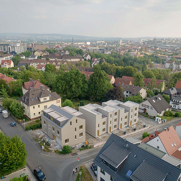 Die Townhouses in der Lenaustraße in Kassel von oben Die Townhouses in der Lenaustraße in Kassel von oben - Das Wohnprojekt „Aus 1 macht 8 – familienfreundliche Townhouses an der Lenaustraße“ wurde auf dem Gelände des ehemaligen Pfarrhauses der Erlöserkirche im Kasseler Stadtteil Fasanenhof errichtet.