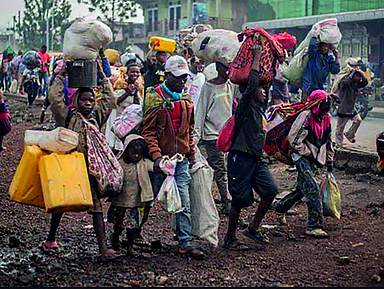 Unser Foto zeigt Menschen, die aus der Provinzhauptstadt Goma geflüchtet sind.