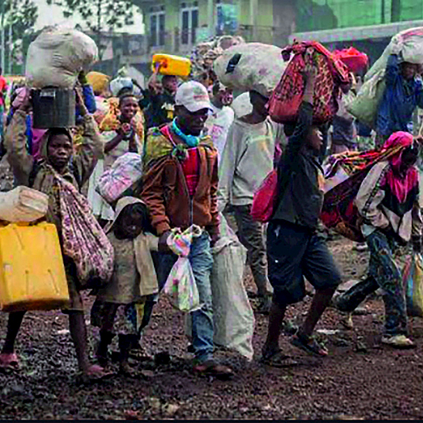 Unser Foto zeigt Menschen, die aus der Provinzhauptstadt Goma geflüchtet sind.