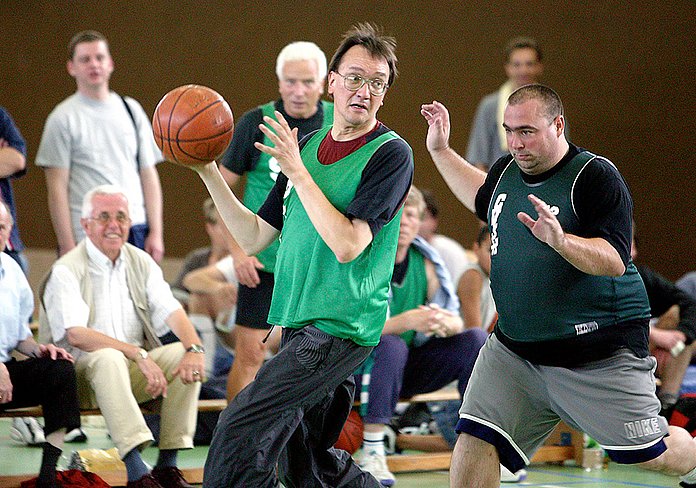 Ob Fußball oder Basketball - Bischof Hein zeigte sich oft sportbegeistert (2003). (Foto: Meyer)