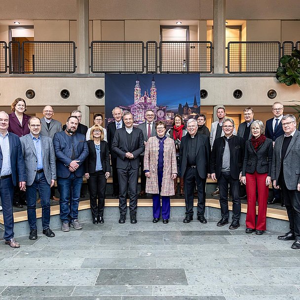 Die Teilnehmenden der Kirchenleitungen des Bistums Fulda und der Evangelischen Kirche von Kurhessen-Waldeck 