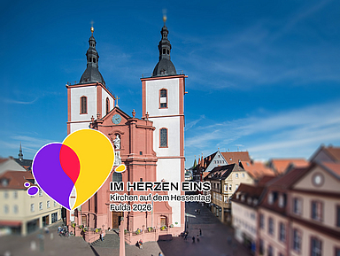 Die Fuldaer Stadtpfarrkirche wird während des Hessentags zur multimedial inszenierten Hessentagskirche. «Im Herzen eins»: Das Hessentagsmotto kommt auch in einem gemeinsamen Logo zum Ausdruck – ein Symbol des Miteinanders. Im Hintergrund ist die Fuldaer Stadtpfarrkirche zu sehen, die während des Hessentags zur multimedial inszenierten Hessentagskirche wird.