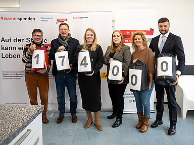 Gruppenbild der Vorstände und Förderer der Aktion Vorstände und Förderer (v.l.): Dr. Sabine Tonscheidt (Lotto Hessen), Carsten Tag (Diakonie Hessen), Lisa Deißler (Landesstiftung „Miteinander in Hessen“), Marina Bergner (Mainova AG), Dominique Stoyhe (Hit Radio FFH) und Eugenio Oscar Caceres (TARGOBANK)