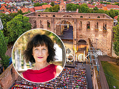 Portraitfoto von Elke Hesse. Im Hintergrund ist die Stiftsruine mit der Theaterbühne zu sehen. Elke Hesse wurde 1964 in Wien geboren. Seit 2010 leitet sie das MuTh, den Konzertsaal der Wiener Sängerknaben. Zusätzlich ist sie seit dieser Spielzeit Intendantin der Bad Hersfelder Festspiele. Im Hintergrund ist die Stiftsruine mit der Theaterbühne zu sehen.