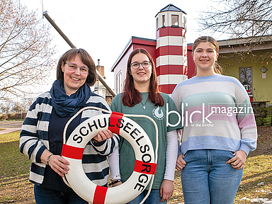 Vor dem Leuchtturm: (von links) Pfarrerin Kerstin Palisaar mit Melina Felske und Frieda Wollner aus der Seelsorge-AG Vor dem Leuchtturm: (von links) Pfarrerin Kerstin Palisaar mit Melina Felske und Frieda Wollner aus der Seelsorge-AG