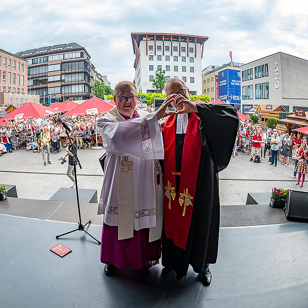 Abschlussgottesdienst in Fulda: Stadtpfarrer Stefan Buß (l., Bistum Fulda) und Dekan Dr. Thorsten Waap (r., Ev. Kirchenkreis Fulda) bilden ein Herz, frei nach dem Motto der Kirchen auf dem Hessentag 2026: "Im Herzen eins". Abschlussgottesdienst in Fulda: Stadtpfarrer Stefan Buß (l., Bistum Fulda) und Dekan Dr. Thorsten Waap (r., Ev. Kirchenkreis Fulda) bilden ein Herz, frei nach dem Motto der Kirchen auf dem Hessentag 2026: "Im Herzen eins".