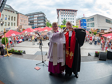 Abschlussgottesdienst in Fulda: Stadtpfarrer Stefan Buß (l., Bistum Fulda) und Dekan Dr. Thorsten Waap (r., Ev. Kirchenkreis Fulda) bilden ein Herz, frei nach dem Motto der Kirchen auf dem Hessentag 2026: "Im Herzen eins". Abschlussgottesdienst in Fulda: Stadtpfarrer Stefan Buß (l., Bistum Fulda) und Dekan Dr. Thorsten Waap (r., Ev. Kirchenkreis Fulda) bilden ein Herz, frei nach dem Motto der Kirchen auf dem Hessentag 2026: "Im Herzen eins".