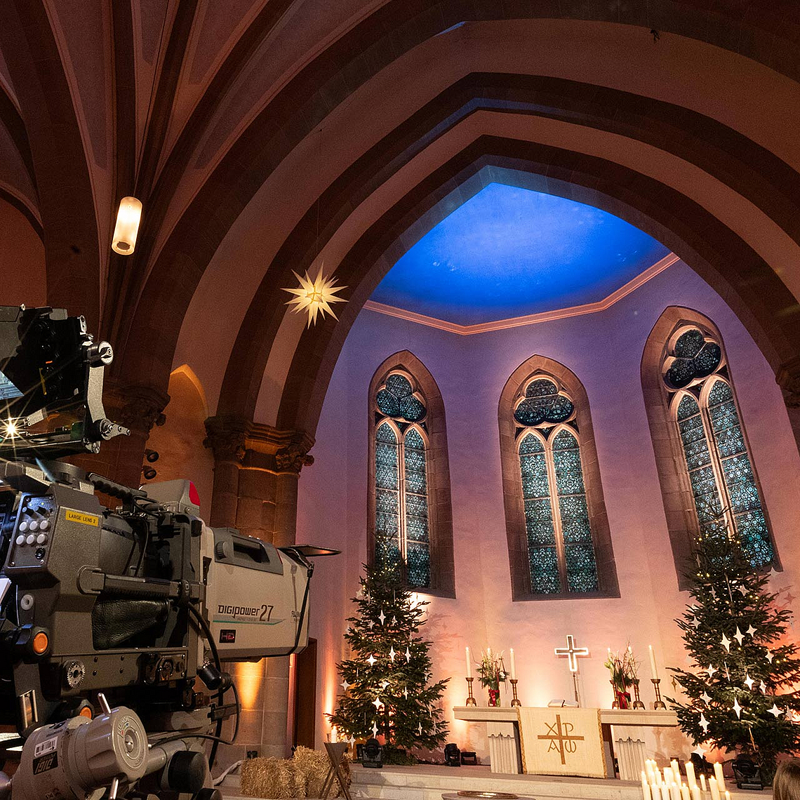 ZDF-Fernsehgottesdienst an Heiligabend 2025 aus der Christuskirche Fulda Blick in den Innenraum der Christuskirche in Fulda bei der Aufnahme des Gottesdienstes am 4. Advent