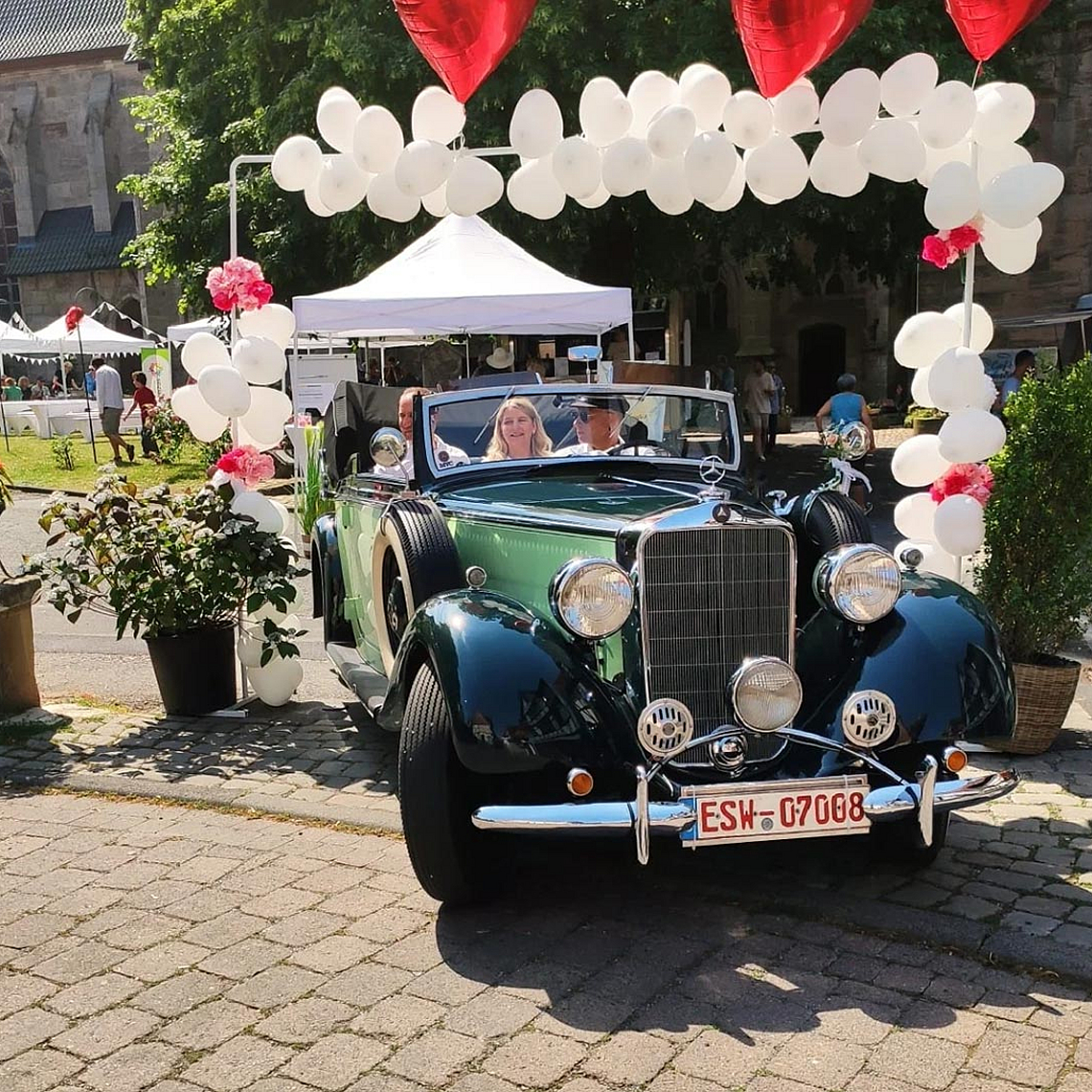 Auch in der Erlebniskirche St. Crucis in Bad Sooden-Allendorf wurde viel für die Paare geboten, die #einfachheiraten wollten. Wer wollte, konnte sich sogar in einem Oldtimer chauffieren lassen. Auch in der Erlebniskirche St. Crucis in Bad Sooden-Allendorf wurde viel für die Paare geboten, die #einfachheiraten wollten. Wer wollte, konnte sich sogar in einem Oldtimer chauffieren lassen. 14 Paare ließen sich dort trauen oder segnen.