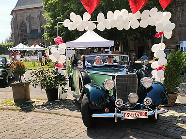 Auch in der Erlebniskirche St. Crucis in Bad Sooden-Allendorf wurde viel für die Paare geboten, die #einfachheiraten wollten. Wer wollte, konnte sich sogar in einem Oldtimer chauffieren lassen. Auch in der Erlebniskirche St. Crucis in Bad Sooden-Allendorf wurde viel für die Paare geboten, die #einfachheiraten wollten. Wer wollte, konnte sich sogar in einem Oldtimer chauffieren lassen. 14 Paare ließen sich dort trauen oder segnen.