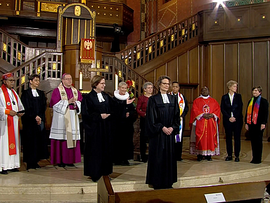 Eingeführt wurde Christiane Tietz von der EKD-Ratsvorsitzenden Kirsten Fehrs, der Stellvertretenden EKHN-Kirchenpräsidentin Ulrike Scherf und Vertreterinnen und Vertretern aus Ökumene und Partnerkirchen.