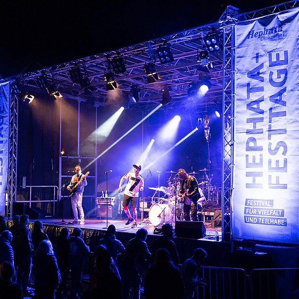 Festival-Atmosphäre bei den Hephata-Festtagen Festival-Atmosphäre bei den Hephata-Festtagen: Am 10. September ist es wieder soweit. Die diakonische Einrichtung feiert in diesem ihr 125-jähriges Bestehen. Unser Foto zeigt eine Archivaufnahme von einer der Bühnen während eines Konzerts.