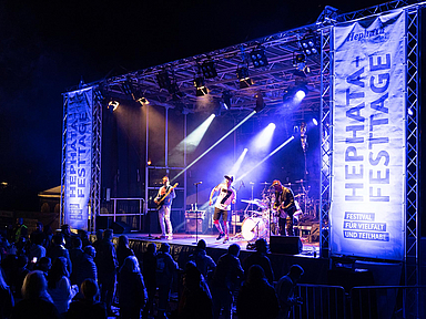 Festival-Atmosphäre bei den Hephata-Festtagen Festival-Atmosphäre bei den Hephata-Festtagen: Am 10. September ist es wieder soweit. Die diakonische Einrichtung feiert in diesem ihr 125-jähriges Bestehen. Unser Foto zeigt eine Archivaufnahme von einer der Bühnen während eines Konzerts.