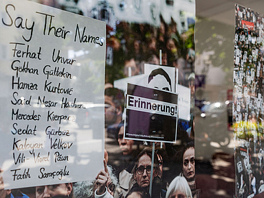 In den Schaufenstern der Räumen der Initiative «19. Februar Hanau» erinnern Fotos an die Opfer des Anschlags im Jahr 2020. In den Schaufenstern der Räumen der Initiative «19. Februar Hanau» erinnern Fotos an die Opfer des Anschlags im Jahr 2020.