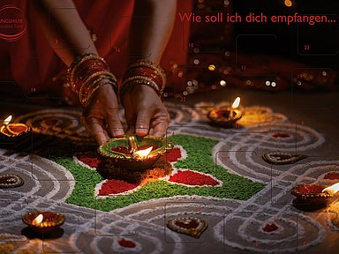 Auf dem Adventskalender der Ausbildungshilfe ist ein buntes Rangoli, ein gestreuter Willkommensgruß aus gefärbten Reiskörnern, zu sehen. 