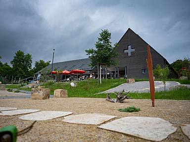 Das Gebäude der Kirche unterwegs auf der Halbinsel Scheid am Edersee Anlaufpunkt besonders im Sommer: Das Gebäude der Kirche unterwegs bietet Urlaubern eine entspannte Atmosphäre bei Café, im Bibelgarten und demnächst auch mit eigener Wiedereintrittsstelle.