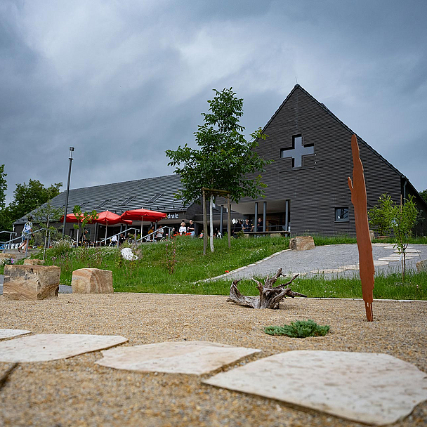 Das Gebäude der Kirche unterwegs auf der Halbinsel Scheid am Edersee Anlaufpunkt besonders im Sommer: Das Gebäude der Kirche unterwegs bietet Urlaubern eine entspannte Atmosphäre bei Café, im Bibelgarten und demnächst auch mit eigener Wiedereintrittsstelle.