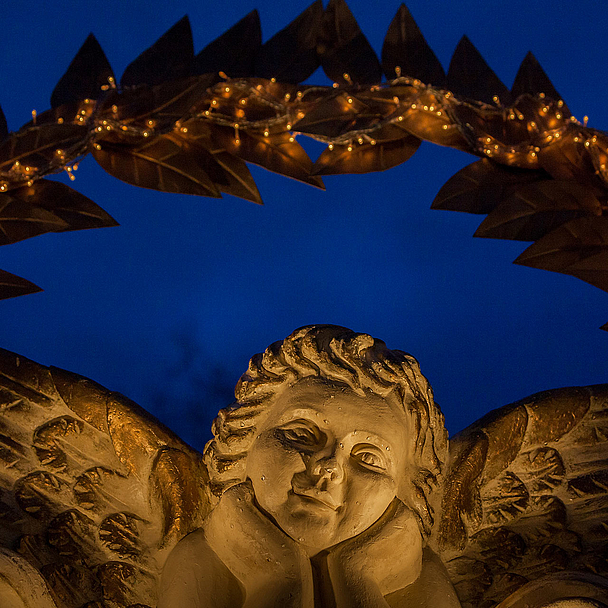 Eine Engelsfigur in stimmungsvoller Weihnachtsbeleuchtung Eine Engelsfigur in stimmungsvoller Weihnachtsbeleuchtung