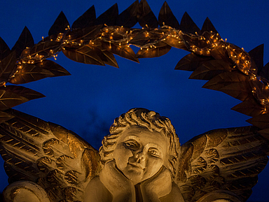 Eine Engelsfigur in stimmungsvoller Weihnachtsbeleuchtung Eine Engelsfigur in stimmungsvoller Weihnachtsbeleuchtung