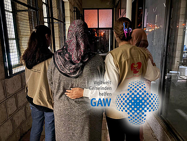 Unser Foto zeigt Helferinnen vor Ort im Libanon Weil staatliche Hilfe überfordert ist, versorgen Partnerkirchen des GAW Geflüchtete vor Ort mit Decken, Wasser und Hygieneartikeln, öffnen Schulen und Gemeinderäume als Notquartiere und bieten seelische Begleitung und Bildung. Unser Foto zeigt Helferinnen vor Ort.