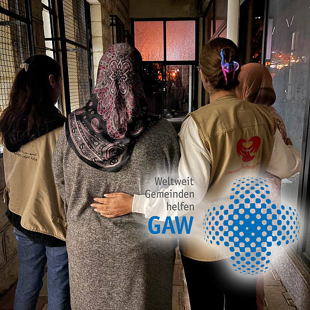 Unser Foto zeigt Helferinnen vor Ort im Libanon Weil staatliche Hilfe überfordert ist, versorgen Partnerkirchen des GAW Geflüchtete vor Ort mit Decken, Wasser und Hygieneartikeln, öffnen Schulen und Gemeinderäume als Notquartiere und bieten seelische Begleitung und Bildung. Unser Foto zeigt Helferinnen vor Ort.