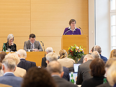 Bischöfin Dr. Beate Hofmann während ihres Berichts vor der Landesynode Bischöfin Dr. Beate Hofmann während ihres Berichts vor der Landesynode