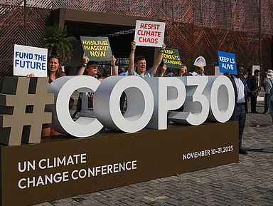 Protestierende vor dem zentralen Konferenzgebäude in Brasilen, wo die Weltklimakonferenz stattfindet. Protestierende vor dem zentralen Konferenzgebäude in Brasilen, wo die Weltklimakonferenz stattfindet.