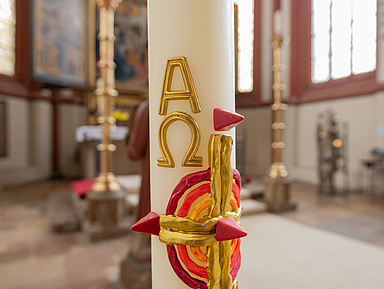 Unser Foto zeigt eine Osterkerze in der Kilianskirche in Korbach Unser Foto zeigt eine Osterkerze in der Kilianskirche in Korbach