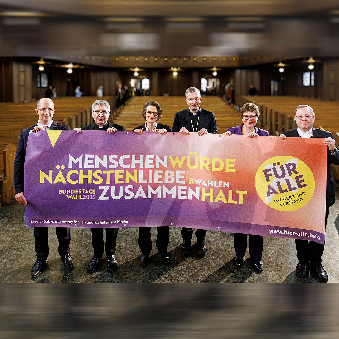 Die Leitungen der Kirchen in Hessen rufen gemeinsam zur Teilnahme an der Bundestagswahl auf. Mit einem Banner der Initiative stehen sie in der Lutherkirche in Wiesbaden.