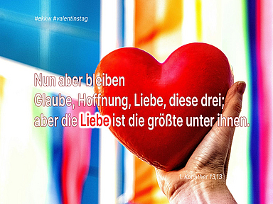 Ein Herz zeigt den bekannten Bibelvers aus dem Hohelied der Liebe: Nun aber bleiben Glaube, Hoffnung, Liebe, diese drei; aber die Liebe ist die größte unter ihnen. (1. Korinther 13,13) Ein Herz zeigt den bekannten Bibelvers aus dem Hohelied der Liebe: Nun aber bleiben Glaube, Hoffnung, Liebe, diese drei; aber die Liebe ist die größte unter ihnen. (1. Korinther 13,13)