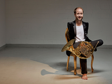 Felix Klieser wurde ohne Arme geboren und spielt das Horn, indem er die Ventile mit den Zehen seines linken Fußes bedient. Felix Klieser wurde ohne Arme geboren und spielt das Horn, indem er die Ventile mit den Zehen seines linken Fußes bedient.