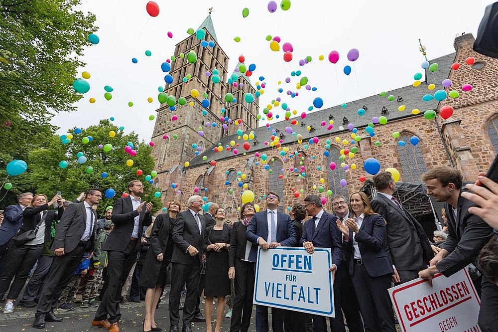Als Zeichen für Demokratie wurden auf dem Vorplatz der Martinskirche Luftballons steigen gelassen - Demokratiefest im Anschluss an das Gedenken in der Martinskirche