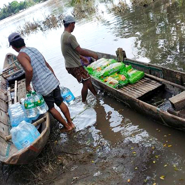 Unser Foto zeigt den Transport von Lebensmitteln und sauberem Trinkwasser.